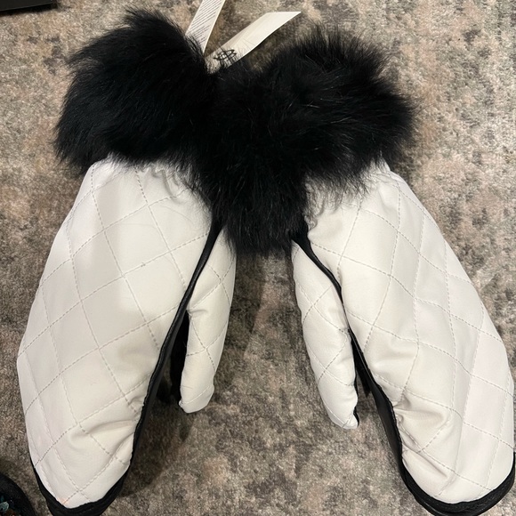 NWT - UGG white and black quilted nylon smart Mittins - Picture 2 of 4